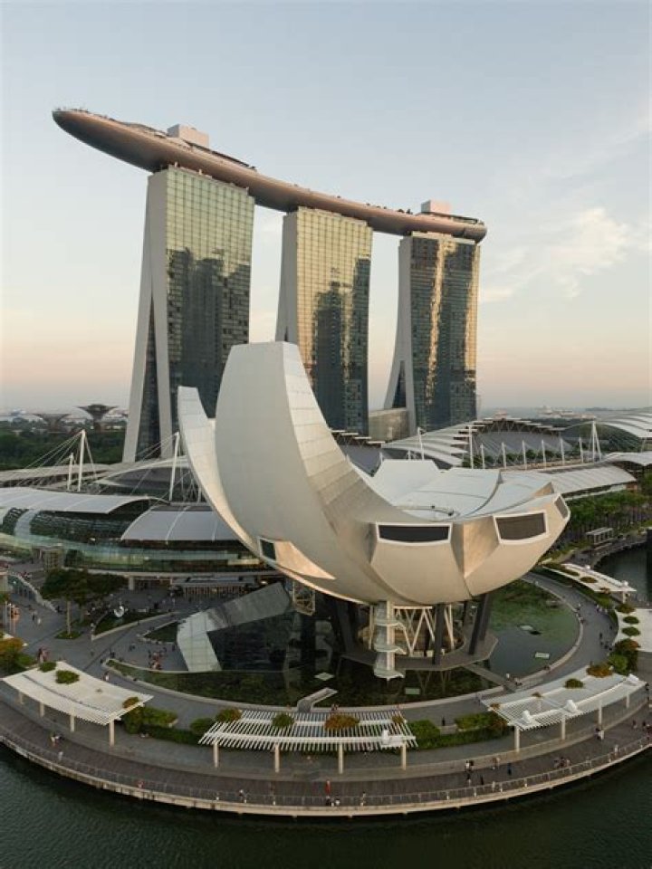 Has anyone fallen off the Marina Bay Sands?