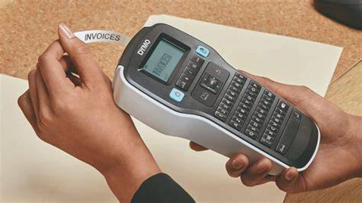 How does a label maker work?