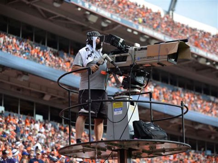 How much does a cameraman for Fox Sports make?