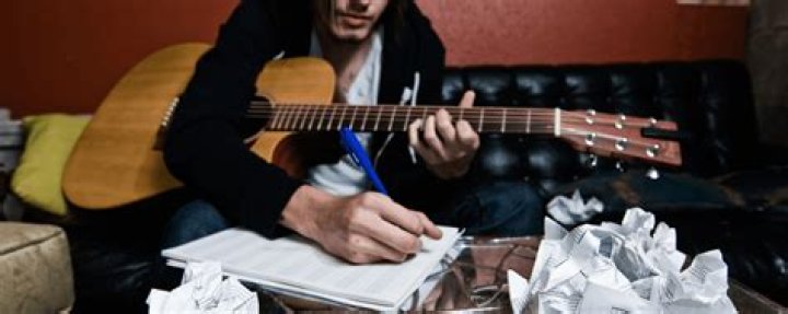 How much does a songwriter earn per song?