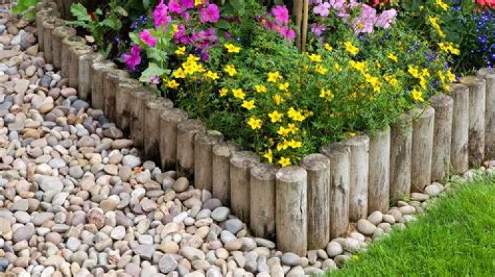 How much does it cost to edge a flower bed?