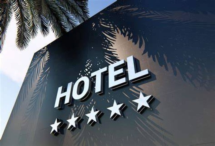 How much does the owner of a 5 star hotel make?