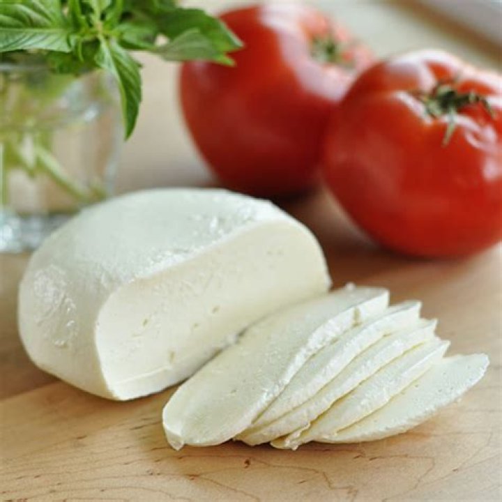 What does mozzarella cheese taste like?