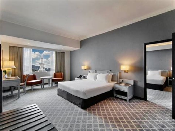 What does suite mean in a hotel?