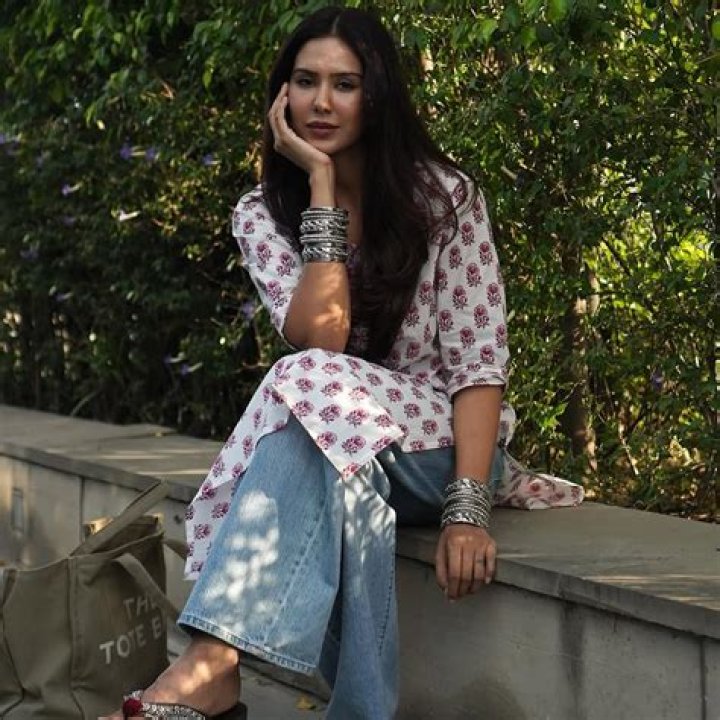 What goes best with kurti?